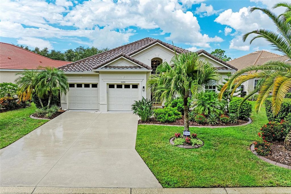 Image 3 of property listing at 6690 TAILFEATHER WAY, Bradenton, FL 34203