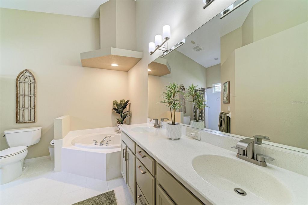 Image 21 of property listing at 6690 TAILFEATHER WAY, Bradenton, FL 34203