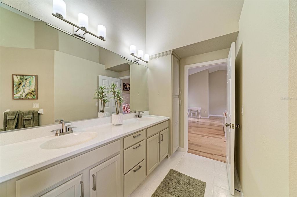 Image 22 of property listing at 6690 TAILFEATHER WAY, Bradenton, FL 34203