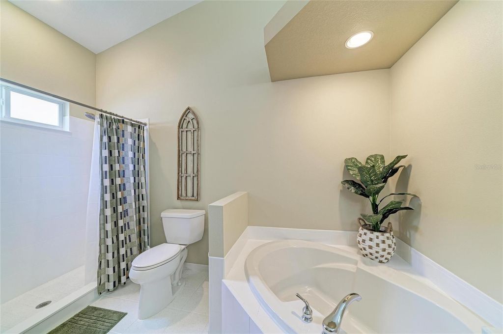 Image 23 of property listing at 6690 TAILFEATHER WAY, Bradenton, FL 34203