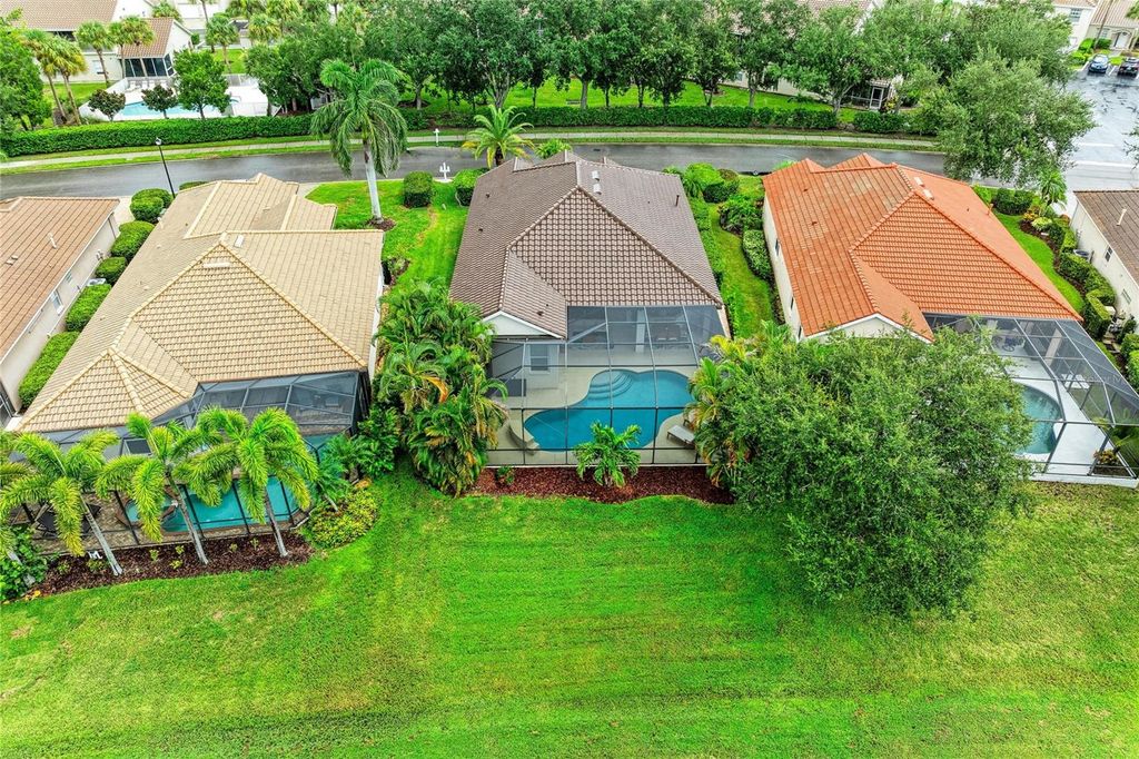Image 39 of property listing at 6690 TAILFEATHER WAY, Bradenton, FL 34203