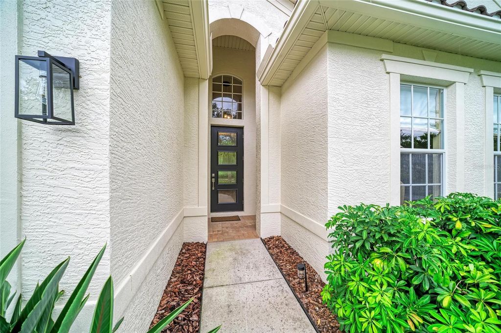 Image 5 of property listing at 6690 TAILFEATHER WAY, Bradenton, FL 34203