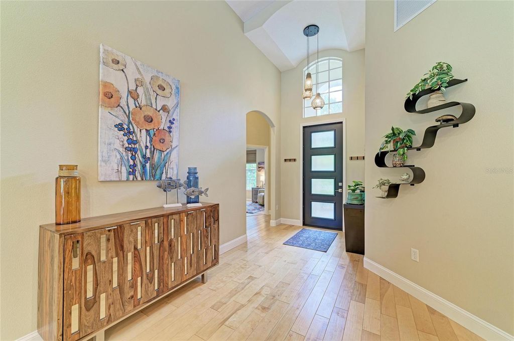 Image 6 of property listing at 6690 TAILFEATHER WAY, Bradenton, FL 34203