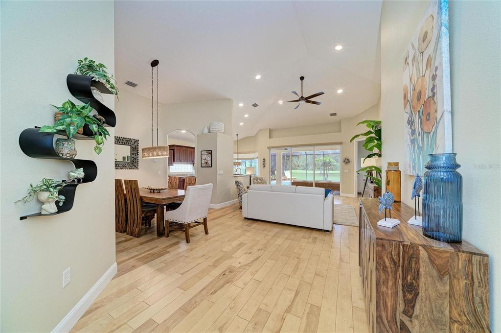 Image 7 of property listing at 6690 TAILFEATHER WAY, Bradenton, FL 34203
