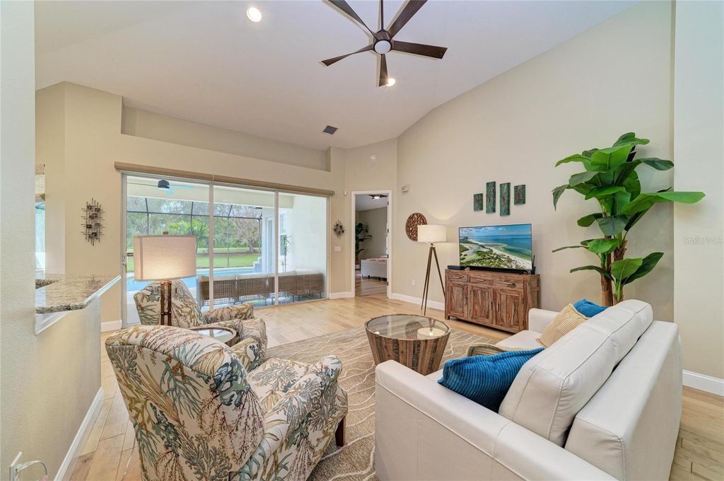 Image 9 of property listing at 6690 TAILFEATHER WAY, Bradenton, FL 34203