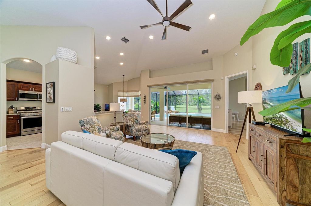 Image 10 of property listing at 6690 TAILFEATHER WAY, Bradenton, FL 34203