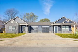 910 Valley Oaks Lane, Centerton, AR 72719