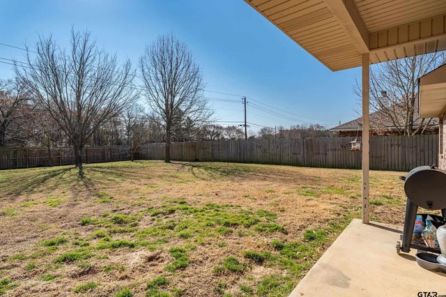 19541 Running West Dr, Flint, TX 75762