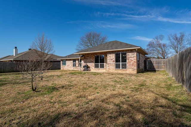 19541 Running West Dr, Flint, TX 75762