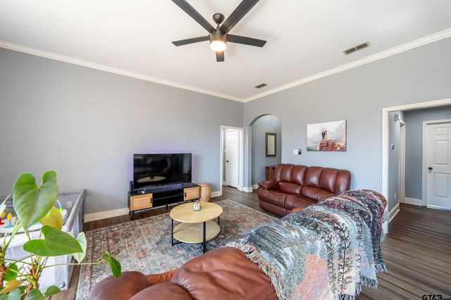 19541 Running West Dr, Flint, TX 75762