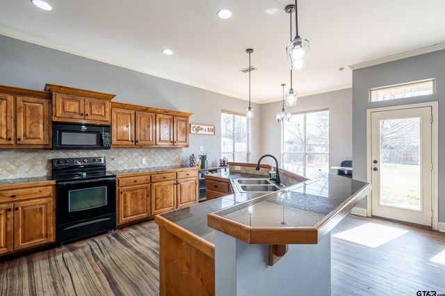 19541 Running West Dr, Flint, TX 75762