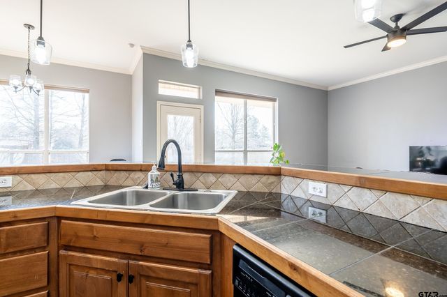 19541 Running West Dr, Flint, TX 75762