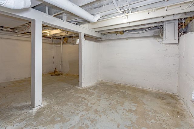 395 S Troy, Robins, IA 52328