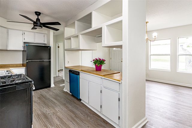 395 S Troy, Robins, IA 52328