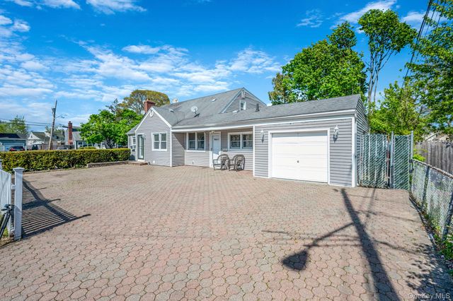 56 Pickwick Lane, North Babylon, NY 11703