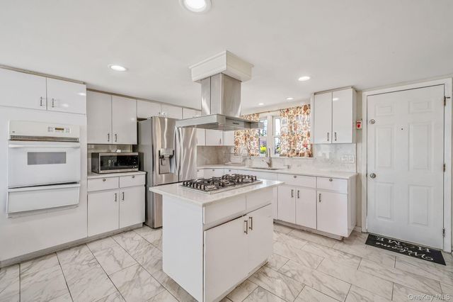 56 Pickwick Lane, North Babylon, NY 11703