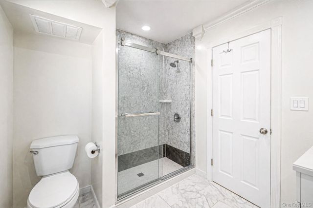 56 Pickwick Lane, North Babylon, NY 11703