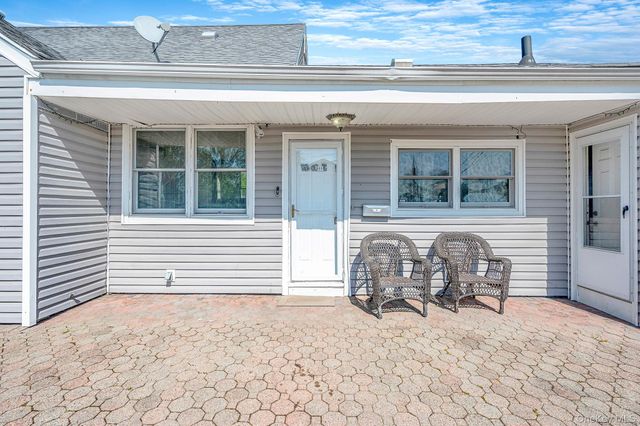 56 Pickwick Lane, North Babylon, NY 11703