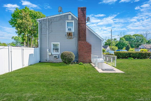 56 Pickwick Lane, North Babylon, NY 11703