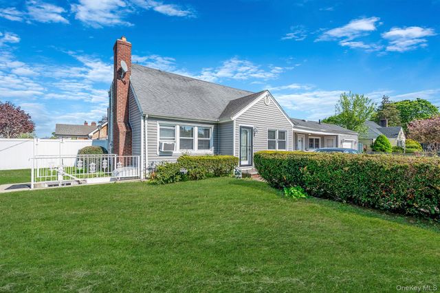 56 Pickwick Lane, North Babylon, NY 11703