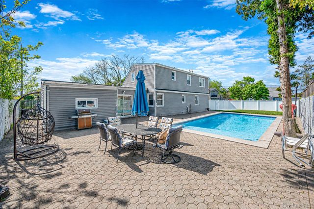 56 Pickwick Lane, North Babylon, NY 11703