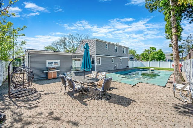 56 Pickwick Lane, North Babylon, NY 11703