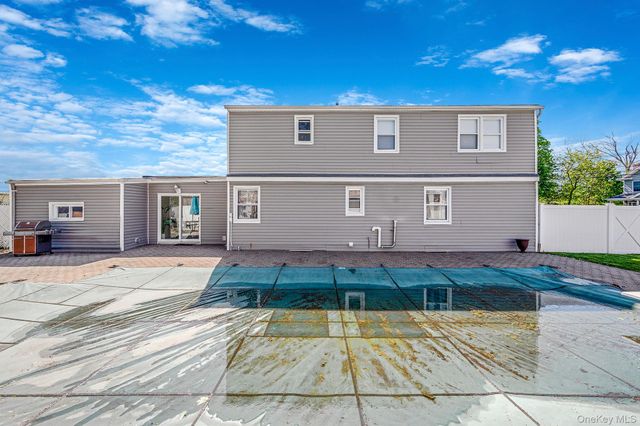 56 Pickwick Lane, North Babylon, NY 11703