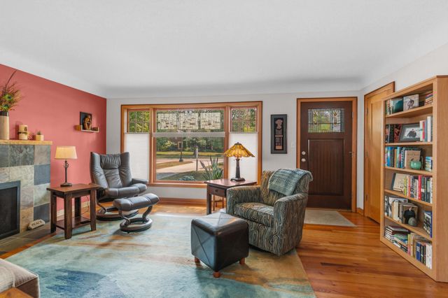 493 Wheelock Parkway W, Saint Paul, MN 55117