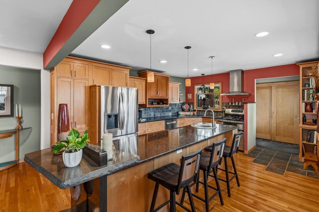 493 Wheelock Parkway W, Saint Paul, MN 55117