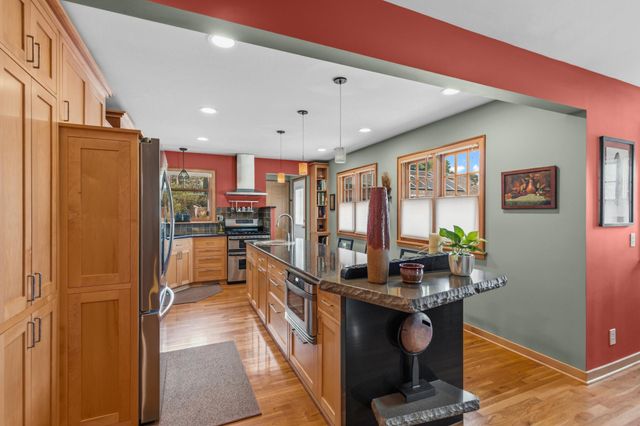 493 Wheelock Parkway W, Saint Paul, MN 55117