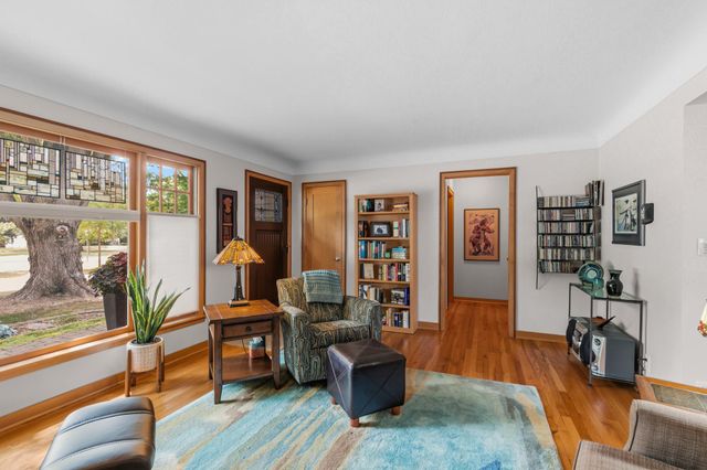 493 Wheelock Parkway W, Saint Paul, MN 55117