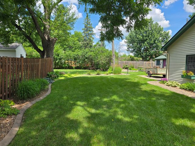 493 Wheelock Parkway W, Saint Paul, MN 55117