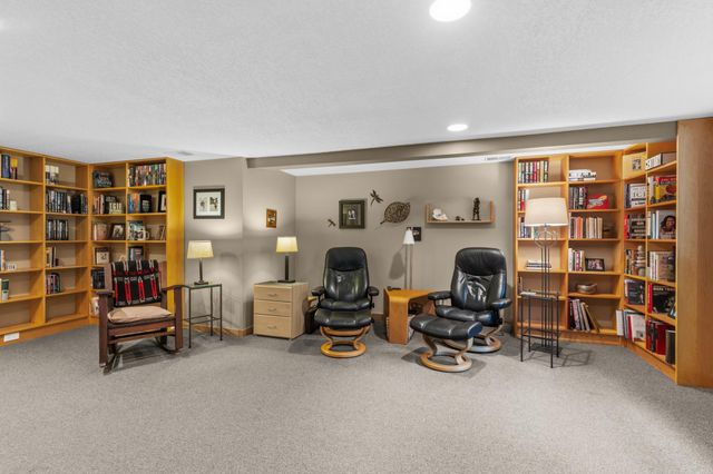 493 Wheelock Parkway W, Saint Paul, MN 55117
