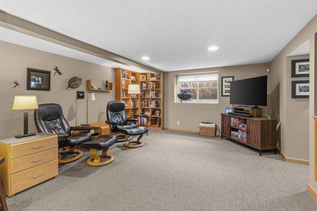 493 Wheelock Parkway W, Saint Paul, MN 55117