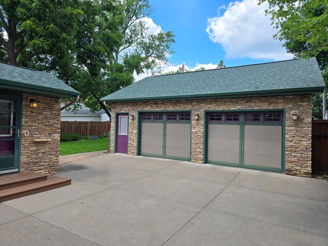 493 Wheelock Parkway W, Saint Paul, MN 55117