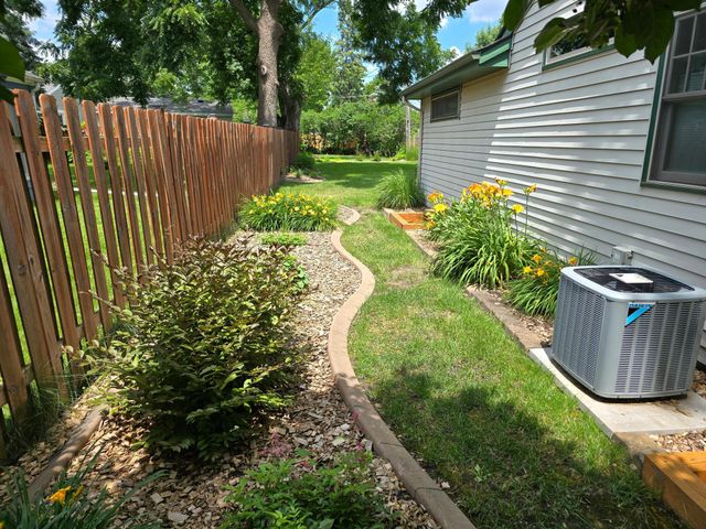 493 Wheelock Parkway W, Saint Paul, MN 55117