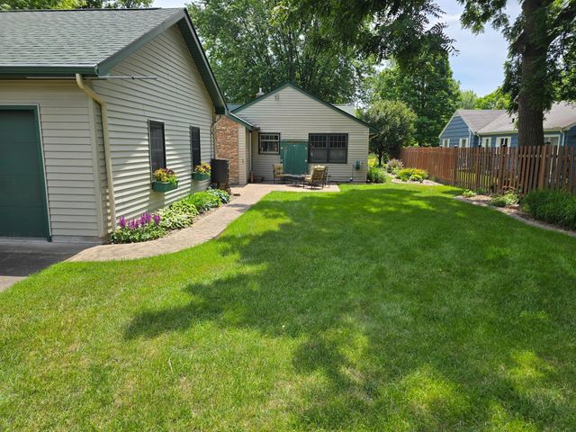 493 Wheelock Parkway W, Saint Paul, MN 55117