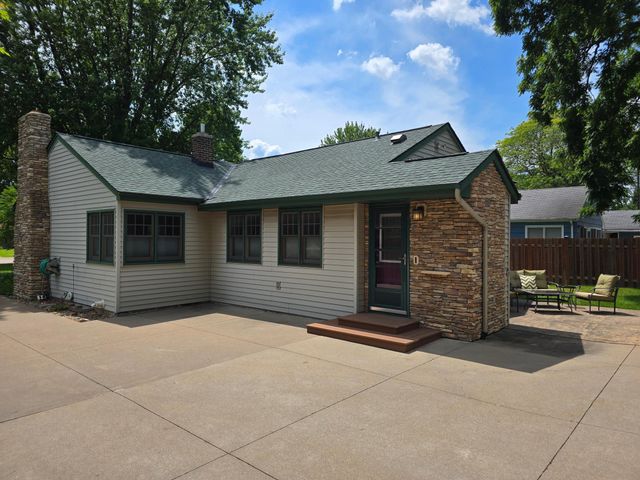 493 Wheelock Parkway W, Saint Paul, MN 55117