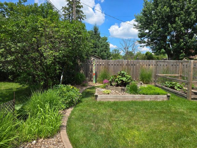 493 Wheelock Parkway W, Saint Paul, MN 55117