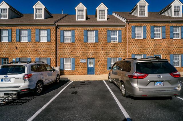 1600 N Coalter St Ste 6, Staunton, VA 24401