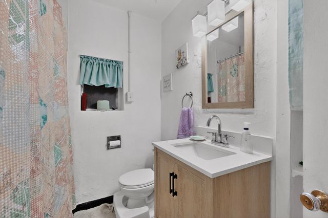 821 WHITING Road SW, Albuquerque, NM 87105