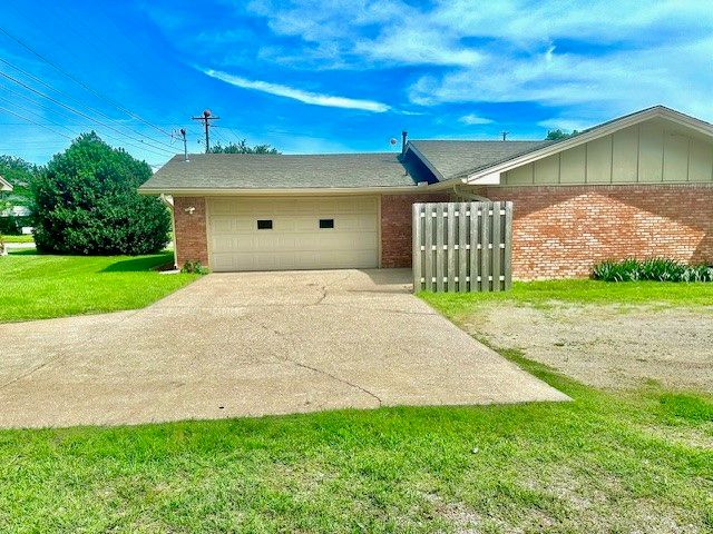 1100 N Lamb Street, Bowie, TX 76230