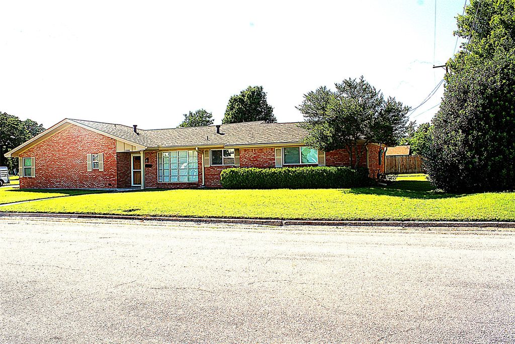 1100 N Lamb Street, Bowie, TX 76230