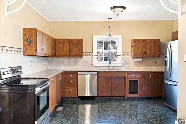 411 SW Greenwood AVE, Topeka, KS 66606