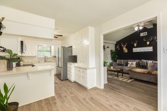 223 Avenue H, Brazoria, TX 77422