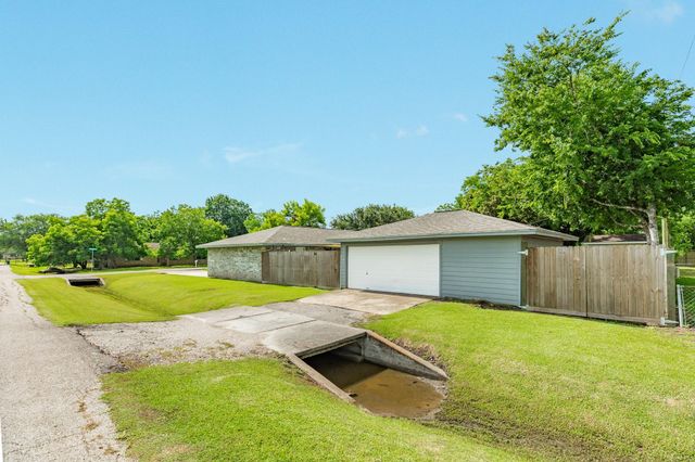 223 Avenue H, Brazoria, TX 77422