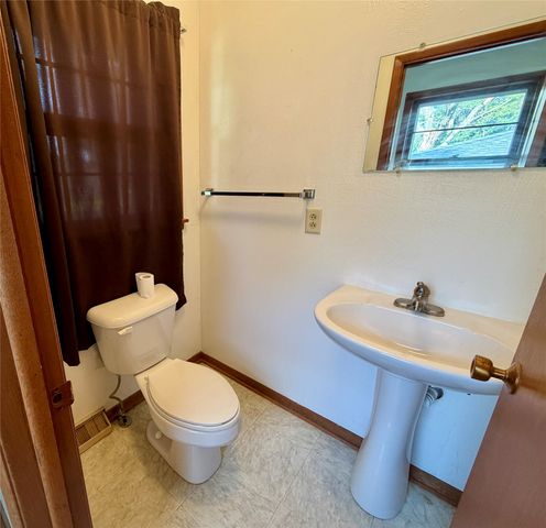 1836 Curtis Avenue, Chariton, IA 50049