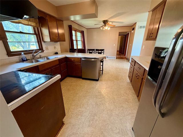 1836 Curtis Avenue, Chariton, IA 50049