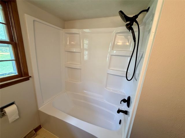 1836 Curtis Avenue, Chariton, IA 50049