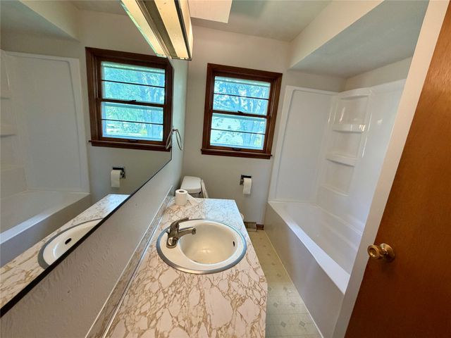 1836 Curtis Avenue, Chariton, IA 50049